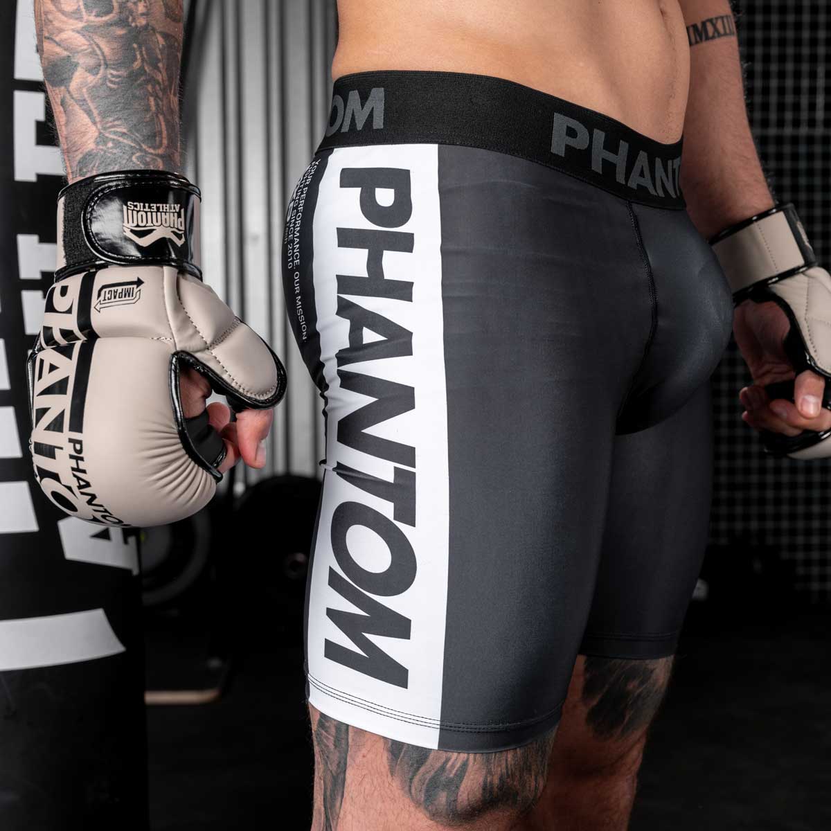 Apex Black Fightshorts von Phantom Athletics, entwickelt für anspruchsvolle Athleten im MMA und Grappling. Mit verstärkten Nähten und dynamischem Schnitt für intensive Trainingseinheiten.