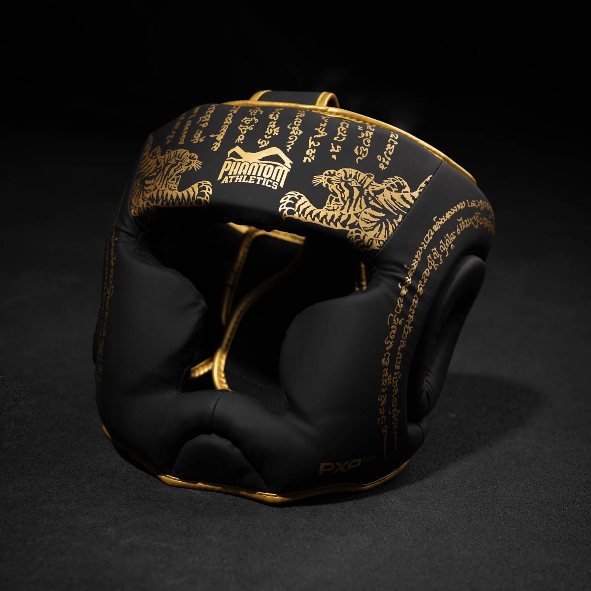 Phantom Athletics Headguard Muay Thai Limited Black Edition, ideal für Muay Thai und Kampfsportarten. Dieser hochwertige Kopfschutz bietet maximalen Schutz und Komfort für Training und Sparring.