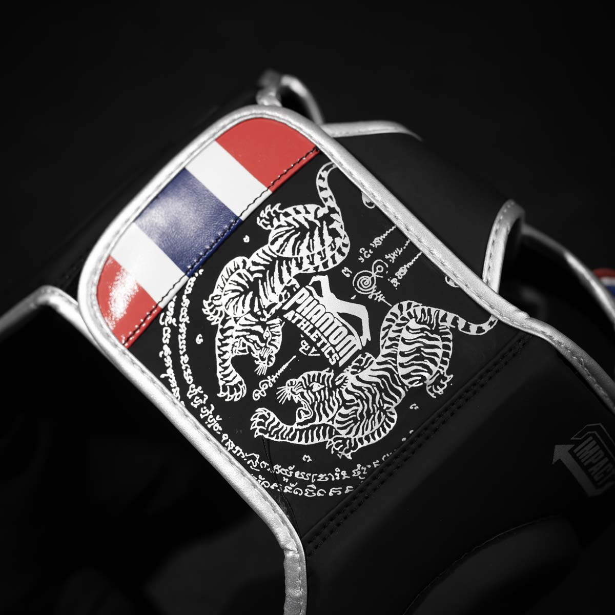 Leichter und strapazierfähiger Muay-Thai-Kopfschutz von Phantom Athletics mit modernem Design. Perfekt für Wettkämpfe und Sparring, mit erstklassiger Polsterung für maximalen Komfort.