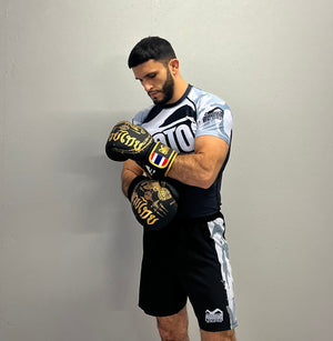Phantom Muay Thai Boxhandschuhe im limitierten Schwarz/Goldenen Sak Yant / Thaibox Design.