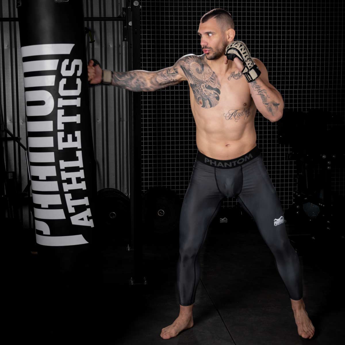 Phantom Athletics Tights Apex Black, kombiniert Funktionalität mit Stil. Ideal für Kampfsportarten wie Muay Thai und MMA, mit leichtem, dehnbarem Material für maximale Performance.