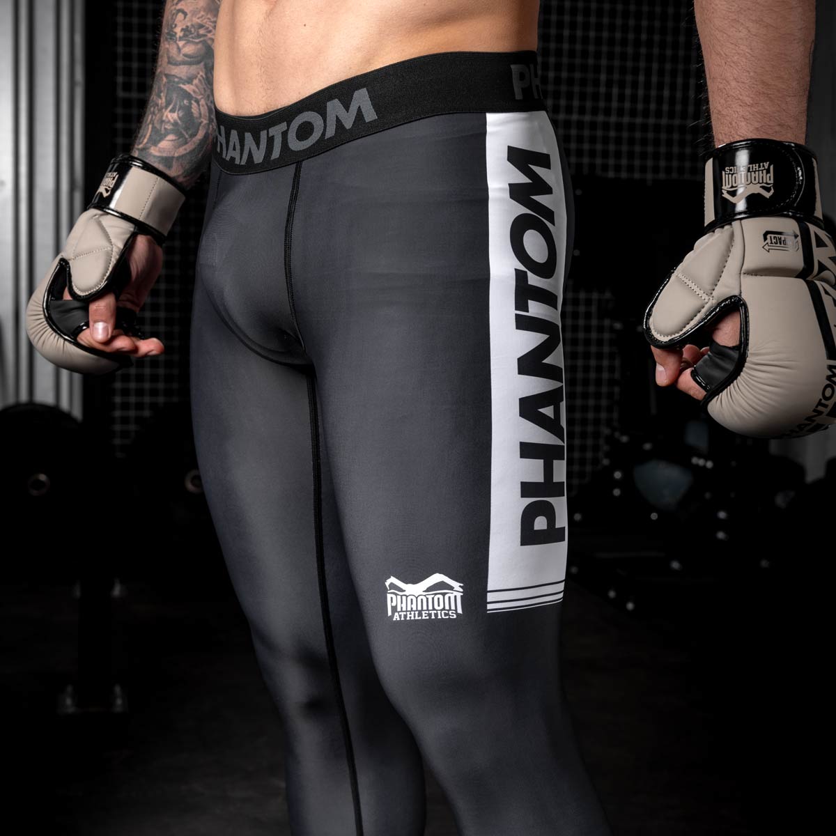 Phantom Athletics Tights Apex Black, ideal für Kampfsportler aus MMA, BJJ und Grappling. Eng anliegendes Design bietet optimale Bewegungsfreiheit und Komfort.