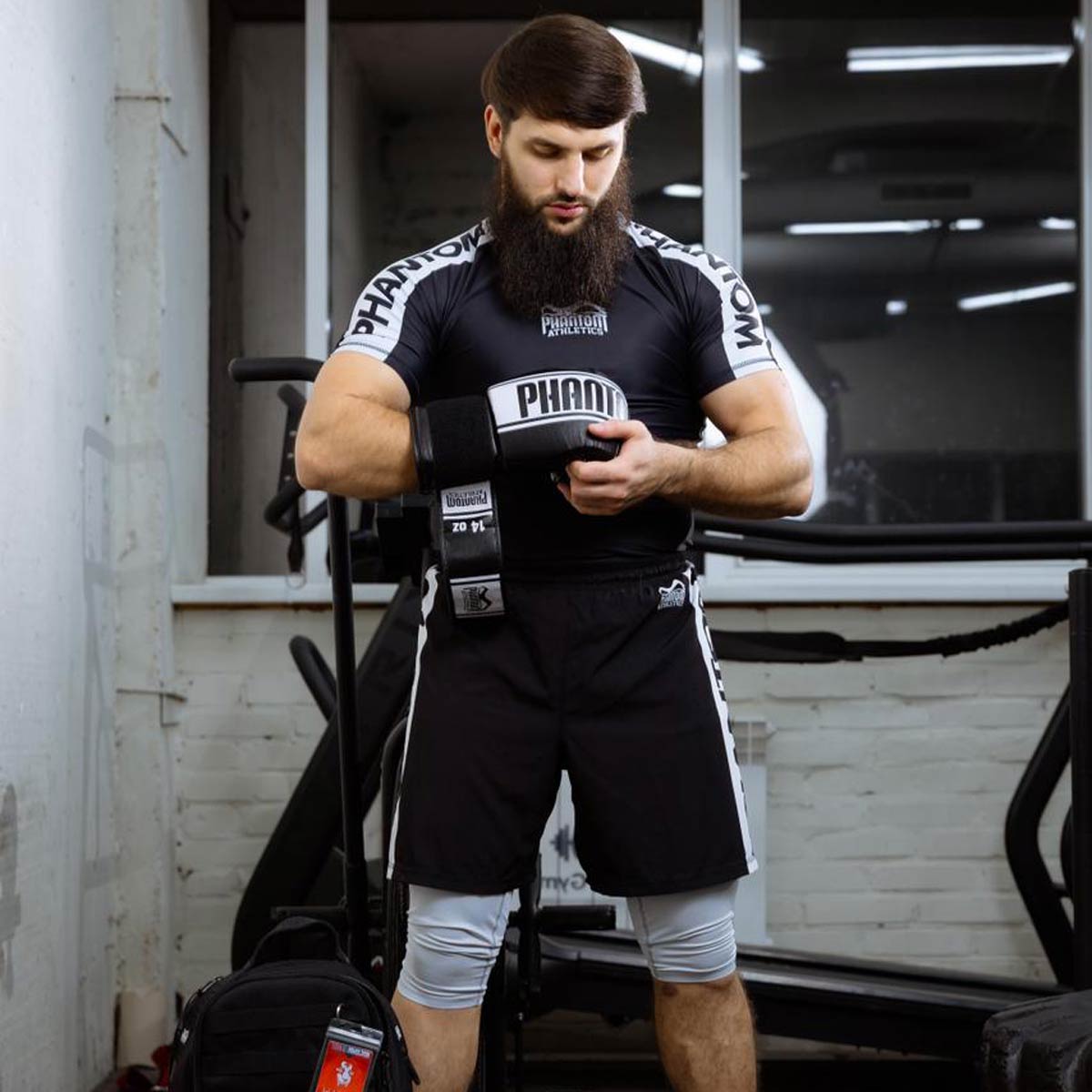 Hochwertige Phantom Athletics Boxing Gloves MT‑PRO mit robuster Polsterung und stabiler Handgelenksunterstützung, ideal für intensives Box‑, Muay Thai‑ und MMA‑Training im Gym. Die ergonomische Form sorgt für sicheren Sitz bei Sparring‑Sessions und Technik‑Drills. Diese Premium‑Handschuhe kombinieren Schutz, Komfort und Performance für ambitionierte Kampfsportler.
