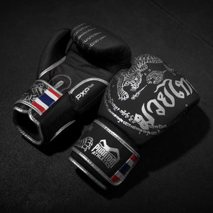 Exklusive Muay Thai Boxhandschuhe in Silber-Edition, perfekt für Thaiboxen und traditionelle Techniken aus Thailand. Entwickelt für Kämpfer, die auf Komfort und Haltbarkeit setzen.