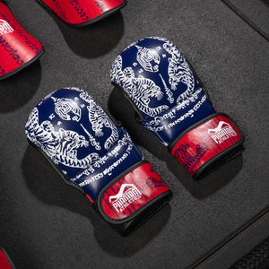 Detailansicht der blauen Sparring Handschuhe mit Phantom Athletics Logo: Ergonomisches Design und strapazierfähiges Material garantieren Langlebigkeit und Unterstützung für jeden Schlag.