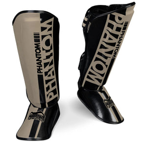 Die Phantom Athletics APEX Striking Schienbeinschoner ergänzen die Kampfsportausrüstung mit zuverlässigem Schutz und markantem Design. Sie eignen sich hervorragend für intensive Kicks, Partnerübungen und Sparring im Muay Thai, Kickboxen und MMA.