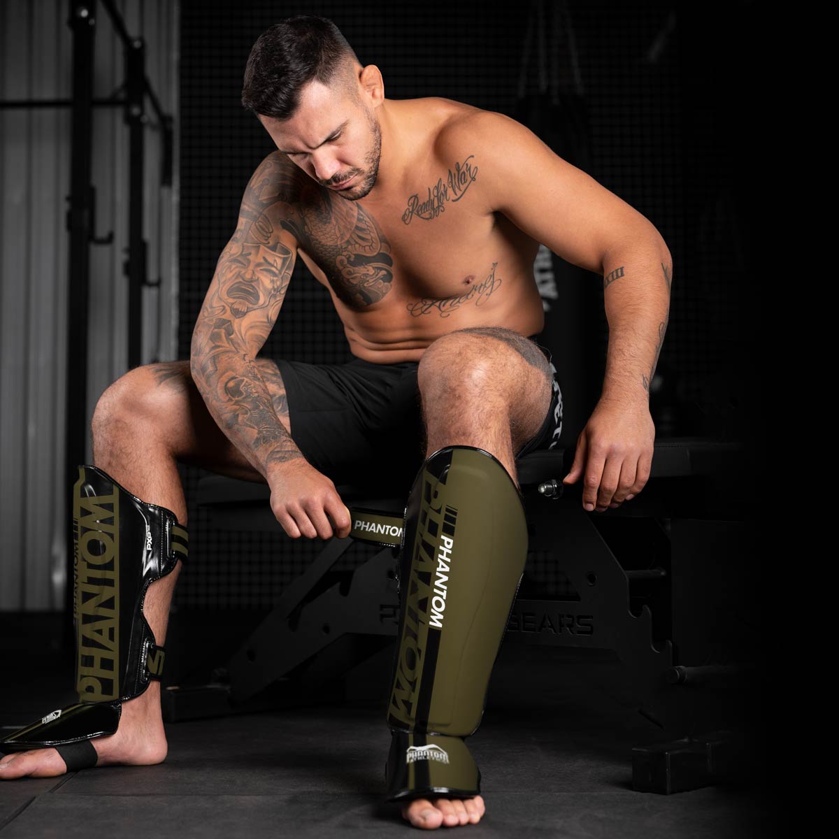 Die Phantom Athletics Schienbeinschützer Apex Striking Army bieten hervorragenden Schutz bei Kicks und Blocks. Perfekt für Muay Thai, Kickboxen und andere Kampfsportarten.