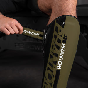 Hochwertige Phantom Athletics Apex Striking Army Schienbeinschützer mit ergonomischer Passform. Ideal für Muay Thai und MMA, mit sicherem Sitz und langlebiger Verarbeitung.