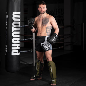 Leichte und robuste Schienbeinschützer Apex Striking Army von Phantom Athletics. Speziell entwickelt für Kampfsportler, die Schutz und Bewegungsfreiheit vereinen möchten.