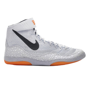 Die Nike Inflict SE Olympic Wrestling Shoes in Orange bieten maximale Performance für Wrestling, Grappling und Kampfsporttraining. Das atmungsaktive Mesh sorgt für Stabilität, während die griffige Sohle explosive Bewegungen auf der Matte unterstützt.