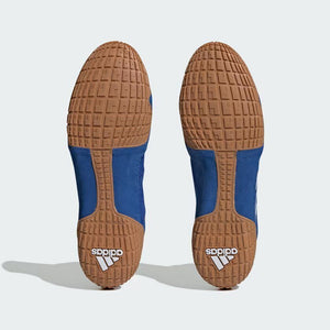 Der Adidas Tech-Fall Ringerschuhe in der Farbe blau. Jetzt zum Bestpreis bei Phantom Athletics. Adidas Ringerschuhe zählen zu den meistgefragten Schuhen bei Ringern weltweit, da sie eine überragende Qualität, gepaart mit ultimativem Komfort. Die stabile Sohle sorgt für Traktion auf der Ringermatte. 