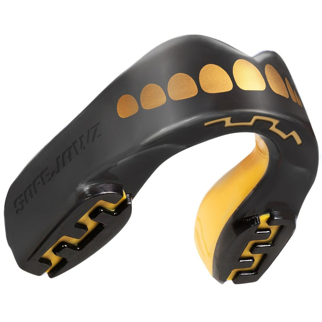 Hochwertiger SAFEJAWZ Extro Series Goldie Mundschutz in Schwarz‑Gold – optimaler Zahnschutz für MMA, Boxen und Kampfsport‑Training bei Phantom Athletics.