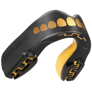 Hochwertiger SAFEJAWZ Extro Series Goldie Mundschutz in Schwarz‑Gold – optimaler Zahnschutz für MMA, Boxen und Kampfsport‑Training bei Phantom Athletics.