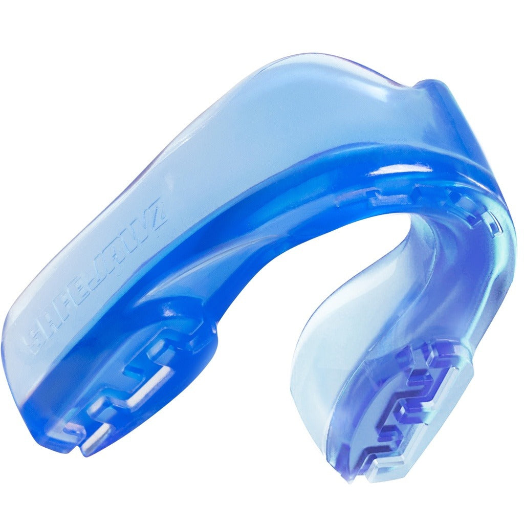Transparenter Zahnschutz von Safejawz – Extro Series „Ice Blue“: Der dezente Ice‑Look vereint Stil und Schutz – ideal für MMA, Boxen, Kickboxen oder Jiu‑Jitsu. Dank FluidFit™ sitzt er eng und bequem, ohne Atmung oder Sprache zu beeinträchtigen.