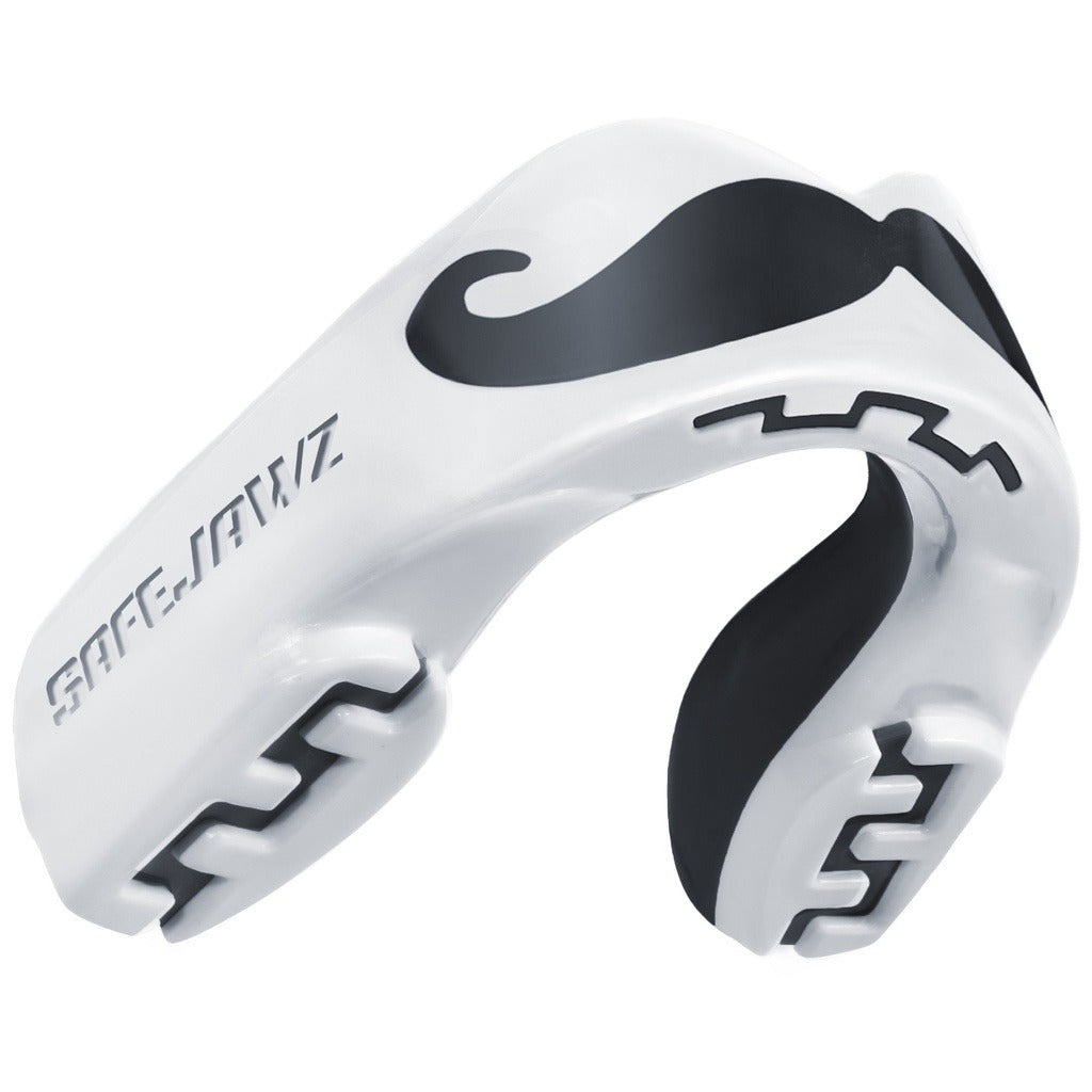 Zahnschutz von Safejawz aus der Extro Series mit Moustache-Design in Weiß – ideal für Kampfsportarten wie MMA, Boxen oder Kickboxen. Bietet zuverlässigen Schutz bei Sparring und Wettkampf mit stylischem Look und sicherer Passform.