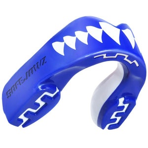 Zahnschutz von Safejawz – Extro Series „Shark“ in Blau und Weiß: Stylisher Wendeschutz mit markantem Hai-Motiv, ideal für Kampfsportarten wie MMA, Boxen oder Kickboxen. Die doppellagige Konstruktion bietet zuverlässige Stoßdämpfung und Sicherheit.