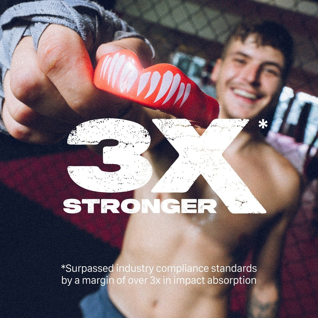 Safejawz Extro Series „Viper“ – Zahnschutz in Rot mit Persönlichkeit: Die innovative Fluid‑Fit™ Technologie liefert eine schlanke Passform, die Atmen, Sprechen und Trinken während des Trainings ermöglicht. Perfekt für intensives Sparring oder Wettkampfeinsatz. 