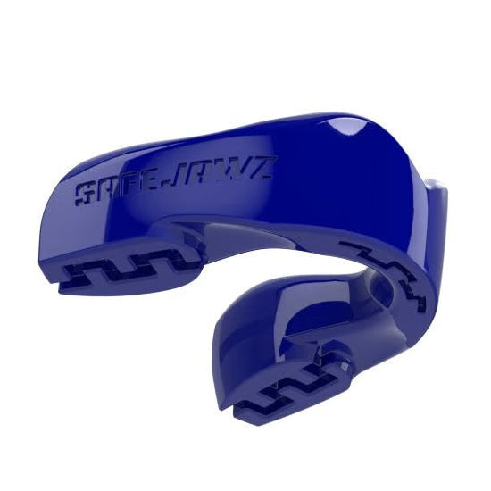 Blauer Zahnschutz von Safejawz aus der Intro Series – ideal für Kampfsportler im MMA, Boxen oder Kickboxen. Die ergonomische Passform mit Fluid-Fit™ sorgt für festen Halt und hohen Tragekomfort im Training oder Sparring.