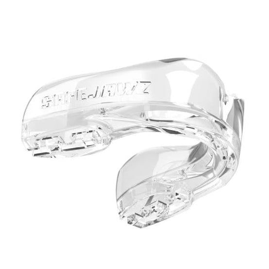 Moderner Zahnschutz von Safejawz in klarer Optik – Intro Series Transparent. Dezentes Design mit zuverlässigem Schutz für Kampfsportarten wie MMA, Boxen, Kickboxen oder Jiu‑Jitsu. Der selbstanpassende Sitz sorgt für Komfort und volle Konzentration im Training.