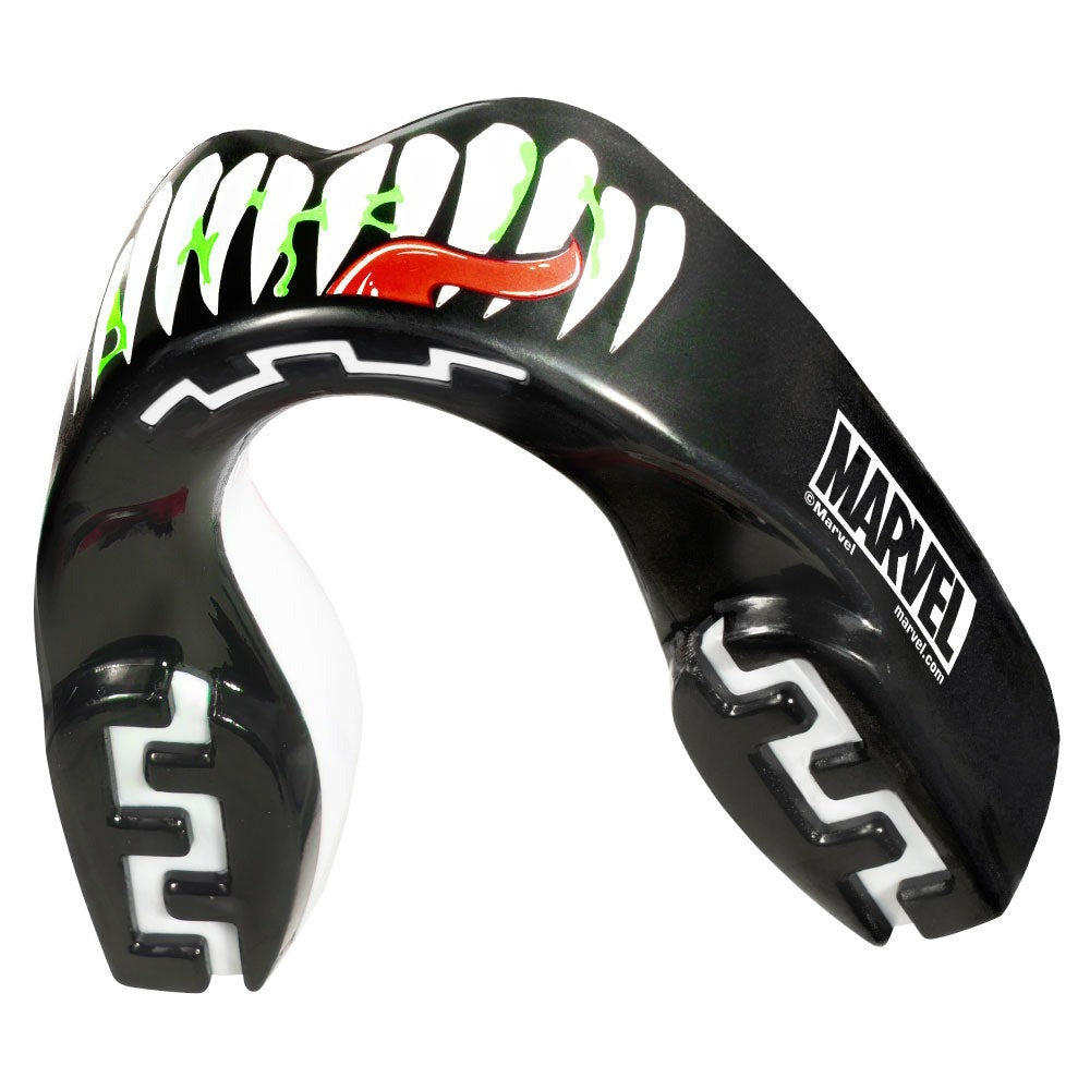 Der SAFEJAWZ Zahnschutz „Marvel Venom“ kombiniert auffälliges Design mit zuverlässigem Schutz für Kampfsportarten wie MMA, Boxen und Kickboxen.