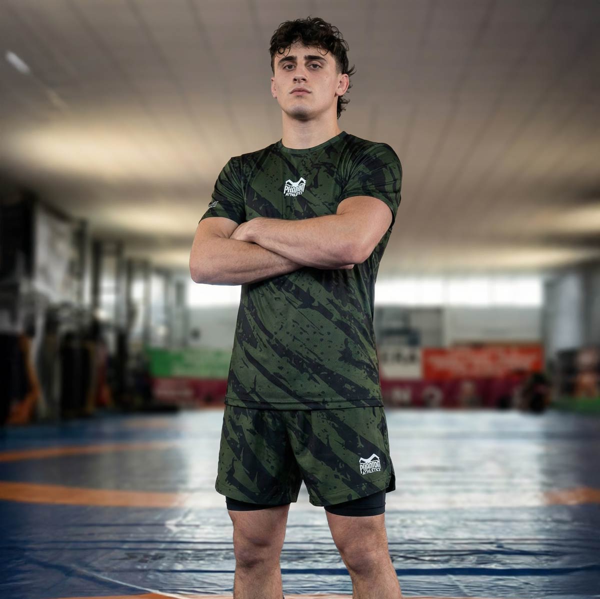 Hochwertiges Phantom Athletics Trainingsshirt EVO Camo Tiger mit markantem Tiger‑Camouflage‑Design, ideal für intensives MMA‑, Box‑ und Kickbox‑Training im Gym mit atmungsaktivem, feuchtigkeitsregulierendem Material für Komfort bei langen Einheiten. Das sportliche Shirt bietet optimale Bewegungsfreiheit bei Sparring‑, Technik‑ und Krafttraining und stärkt deinen Performance‑Look. Ein Premium‑Shirt für ambitionierte Kampfsportler.