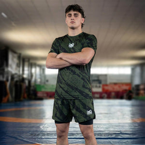 Hochwertiges Phantom Athletics Trainingsshirt EVO Camo Tiger mit markantem Tiger‑Camouflage‑Design, ideal für intensives MMA‑, Box‑ und Kickbox‑Training im Gym mit atmungsaktivem, feuchtigkeitsregulierendem Material für Komfort bei langen Einheiten. Das sportliche Shirt bietet optimale Bewegungsfreiheit bei Sparring‑, Technik‑ und Krafttraining und stärkt deinen Performance‑Look. Ein Premium‑Shirt für ambitionierte Kampfsportler.