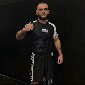 Hochfunktionale Phantom Athletics Fightshorts in Schwarz, designt für MMA, Boxen und andere Kampfsportarten. Der flexible Bund sorgt für sicheren Halt bei jeder Bewegung.