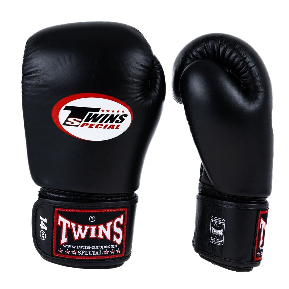 Twins BG-N V2 Boxhandschuhe in Schwarz – speziell für Muay Thai und Vollkontakt-Kampfsport entwickelt. Ideal für Sparring, Pratzentraining und Technikdrills mit hoher Schlagabsorption.