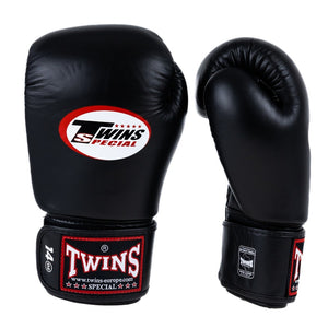 Twins BG-N V2 Boxhandschuhe in Schwarz – speziell für Muay Thai und Vollkontakt-Kampfsport entwickelt. Ideal für Sparring, Pratzentraining und Technikdrills mit hoher Schlagabsorption.