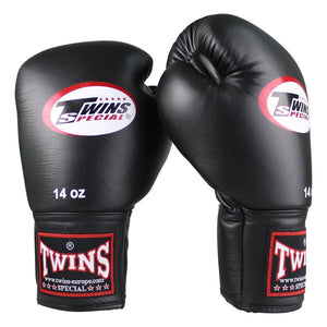 Hochwertige Twins Boxhandschuhe Modell BGVF in klassischem Schwarz – ideal für Muay Thai, Kickboxen und MMA. Strapazierfähig und perfekt für harte Trainingseinheiten am Sandsack oder mit Partner.