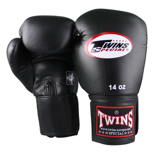 Twins BGVF Boxhandschuhe in Schwarz – speziell entwickelt für Muay Thai und intensiven Kampfsport. Bieten optimalen Schutz, starke Polsterung und eine ergonomische Passform für Sparring und Techniktraining.