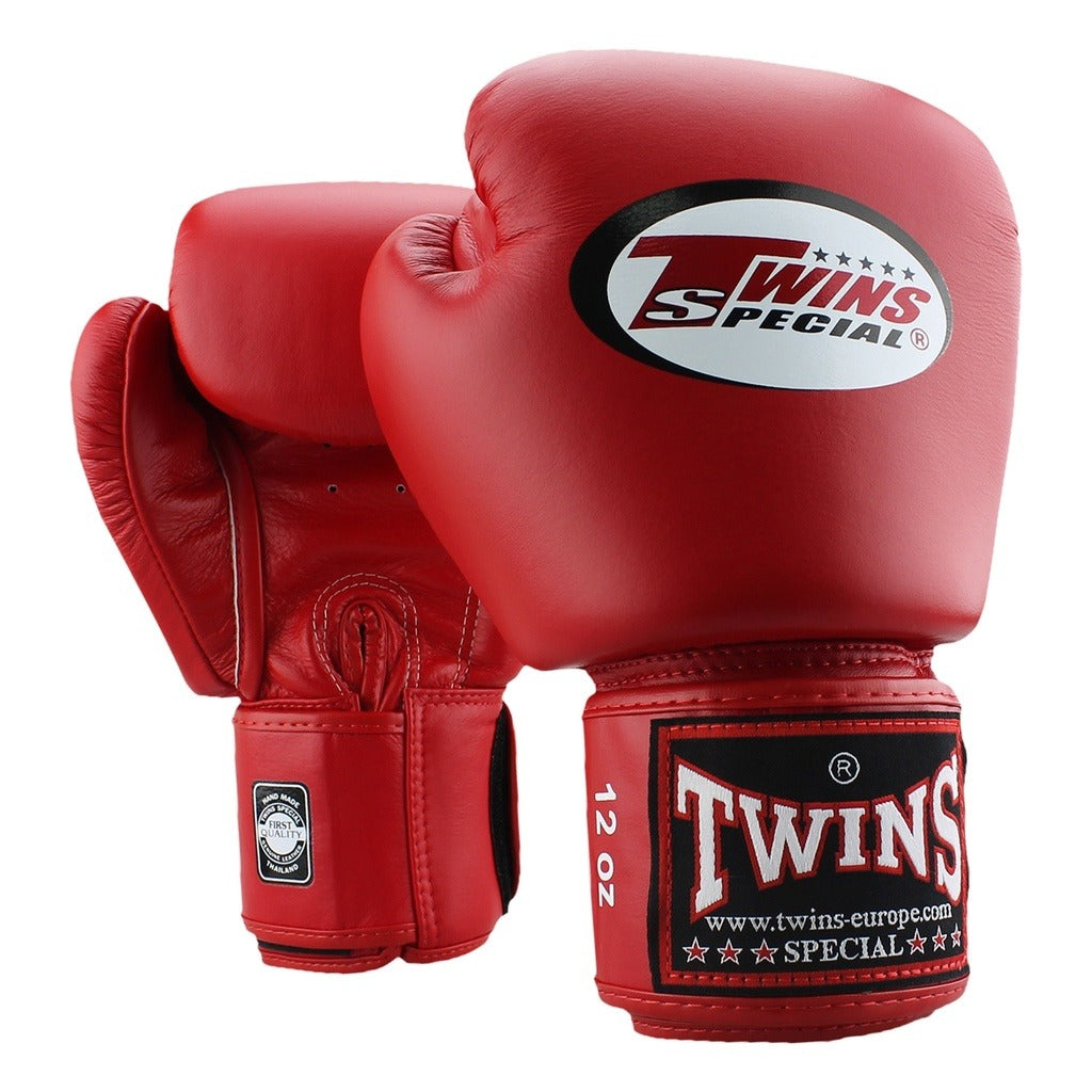 Die Twins Special BGVL-3 Boxhandschuhe in Rot sind ein echter Klassiker im Muay Thai. Handgefertigt in Thailand aus echtem Rindsleder bieten sie optimalen Schutz, starke Polsterung und perfekten Sitz – ideal für Sparring, Pratzenarbeit und Techniktraining.