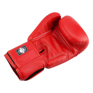 Als eine der führenden Marken im Thaiboxen stehen Twins Boxhandschuhe für Langlebigkeit und professionelle Verarbeitung. Das ergonomische Design unterstützt eine natürliche Fausthaltung und sorgt für mehr Kontrolle bei jedem Schlag.