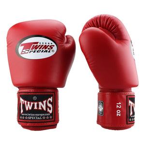 Diese roten Twins BGVL-3 Handschuhe überzeugen durch maximale Schlagabsorption und sicheren Halt dank breitem Klettverschluss. Perfekt für Muay Thai, Kickboxen, K1 und klassisches Boxtraining im Gym oder Wettkampf.