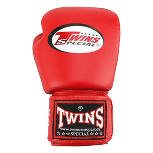 Twins Special ist eine der authentischsten Marken im Muay Thai – und mit den BGVL-3 Handschuhen bekommst du echte Thai-Qualität. Robustes Leder, sorgfältige Verarbeitung und starke Performance machen sie zum Favoriten vieler Profi-Kämpfer.