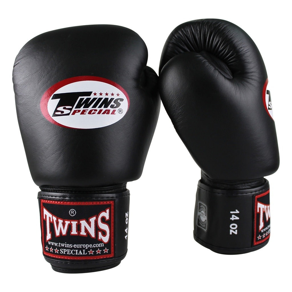 Schwarze Muay Thai Boxhandschuhe von Twins aus der BGVL-3 Serie – ideal für Boxen, Kickboxen und MMA. Bieten hervorragenden Schutz, festen Sitz und optimale Dämpfung.
