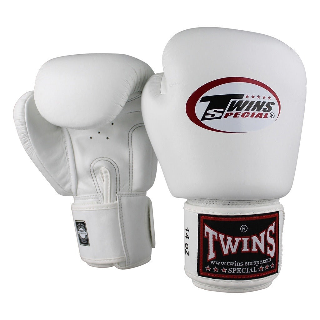 Die Twins Special BGVL-3 Boxhandschuhe in Weiß stehen für höchste Qualität im Muay Thai und Kickboxtraining. Handgefertigt in Thailand bieten sie dir zuverlässigen Schutz, starke Polsterung und optimalen Halt beim Sparring und Techniktraining.