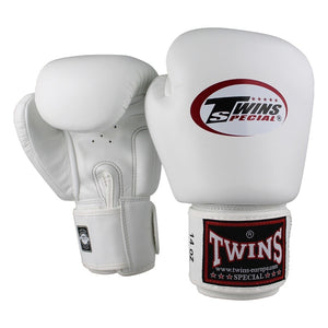 Die Twins Special BGVL-3 Boxhandschuhe in Weiß stehen für höchste Qualität im Muay Thai und Kickboxtraining. Handgefertigt in Thailand bieten sie dir zuverlässigen Schutz, starke Polsterung und optimalen Halt beim Sparring und Techniktraining.