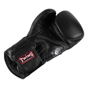 Twins BGVL-6 Boxhandschuhe in klassischem Schwarz bieten hervorragende Dämpfung und Passform. Perfekt geeignet für Muay Thai Sparring, Pratzenarbeit und Techniktraining im Kampfsport.
