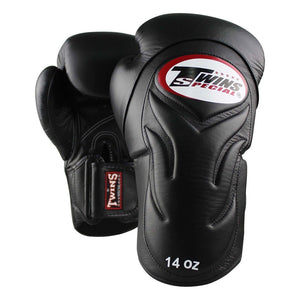 Twins BGVL-6 Boxhandschuhe in Schwarz – hochwertige Muay Thai Handschuhe für professionelles Training und Sparring. Optimaler Schutz für Hände und Handgelenke bei harten Kampfsporteinheiten.