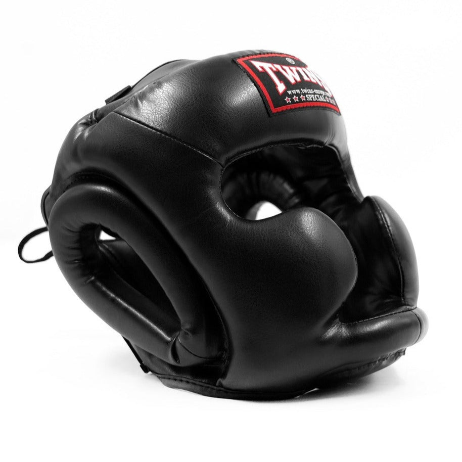 Der TWINS Muay Thai Kopfschutz HGL-3 bietet mit seiner erweiterten Wangen- und Kinnabdeckung umfassenden Schutz bei Sparring und Wettkämpfen. Gefertigt aus hochwertigem Echtleder und ausgestattet mit stoßdämpfendem Schaumstoff, gewährleistet er Sicherheit und Komfort. Ideal für intensives Training in Muay Thai, Kickboxen und MMA.