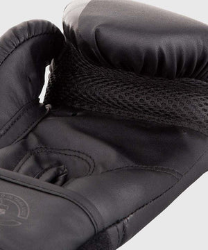 Mit ergonomischer Passform und breitem Klettverschluss bieten die Venum Challenger 3.0 Boxhandschuhe in Schwarz sicheren Halt und Stabilität beim Training. Die vorgeformte Struktur unterstützt eine natürliche Fausthaltung und sorgt für präzises Schlaggefühl.