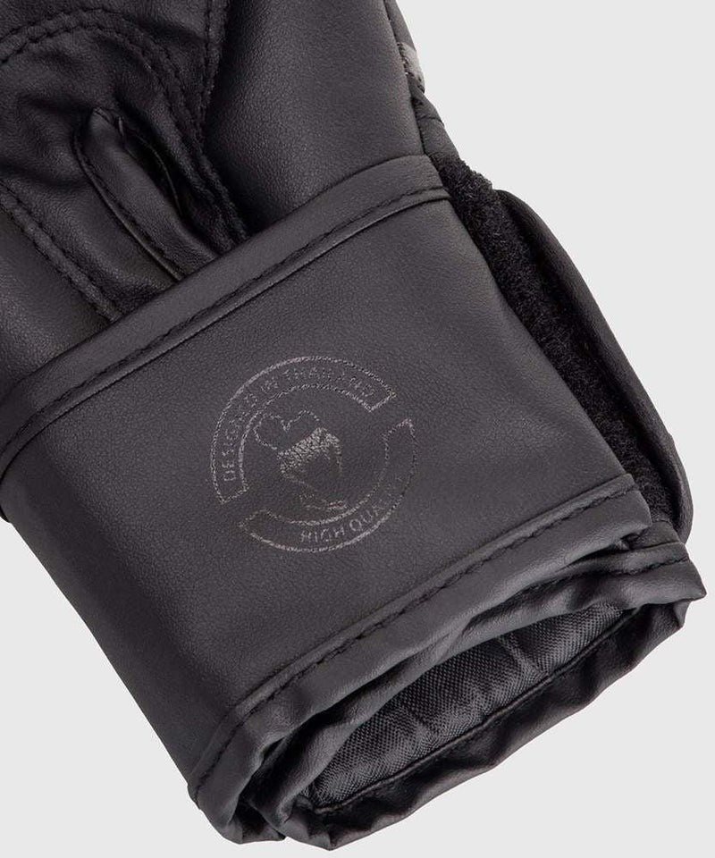 Die Venum Challenger 3.0 Boxhandschuhe in Schwarz sind die ideale Wahl für ambitionierte Kampfsportler. Mit hochwertigem PU-Kunstleder und stabiler Schaumstoffpolsterung bieten sie zuverlässigen Schutz und Unterstützung bei jedem Training.