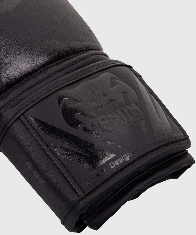 Die Venum Boxhandschuhe Challenger 3.0 in Schwarz kombinieren modernes Design mit funktionaler Ausstattung. Die verstärkte Polsterung schützt effektiv die Handgelenke und Knöchel, während das atmungsaktive Innenfutter für Komfort sorgt.