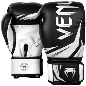 Venum Challenger 3.0 Boxhandschuhe in Schwarz/Weiß – Ergonomische Passform und breiter Klettverschluss gewährleisten sicheren Halt und Stabilität beim Training. Die vorgeformte Struktur unterstützt eine natürliche Fausthaltung und präzises Schlaggefühl.