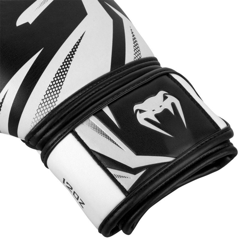 Venum Boxhandschuhe Challenger 3.0 in Schwarz/Weiß – Kombinieren modernes Design mit funktionaler Ausstattung. Die verstärkte Polsterung schützt effektiv die Handgelenke und Knöchel, während das atmungsaktive Innenfutter für Komfort sorgt.