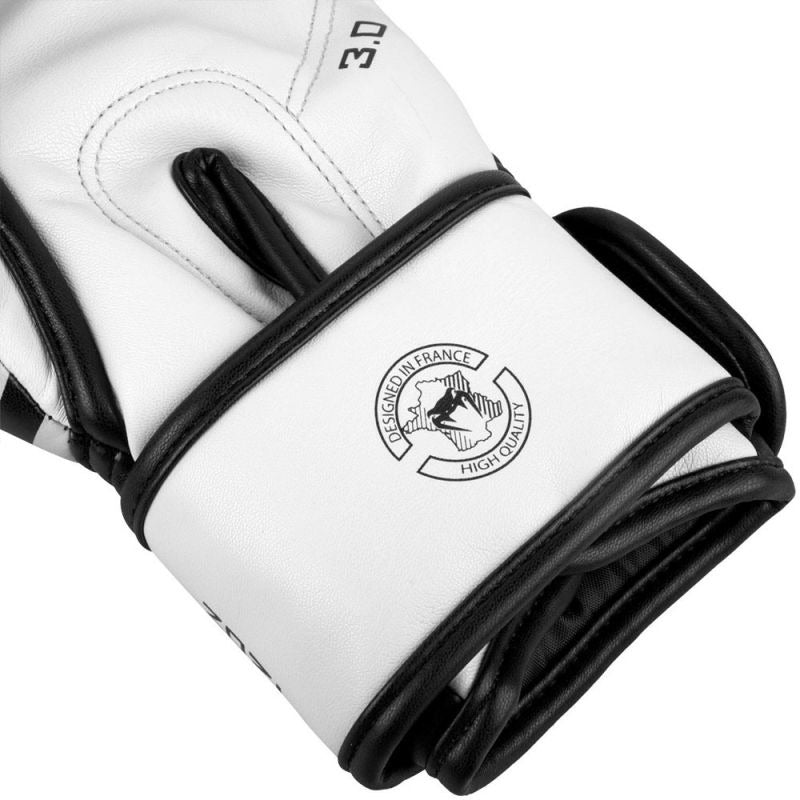 Venum Challenger 3.0 Boxhandschuhe in Schwarz/Weiß – Gefertigt aus hochwertigem, strapazierfähigem PU-Kunstleder bieten die Challenger 3.0 Handschuhe eine langlebige Performance und ein angenehmes Tragegefühl. Dank des breiten Klettverschlusses sitzen die Handschuhe sicher am Handgelenk und bieten zusätzliche Stabilität – wichtig bei Clinch-Training und beim Blocken von Kicks.