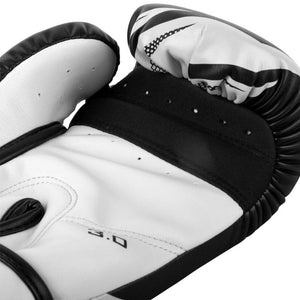 Venum Boxhandschuhe Challenger 3.0 in Schwarz/Weiß – Die dreifache Schaumstoffpolsterung sorgt für effektive Schlagdämpfung und schützt deine Knöchel und Handgelenke – auch bei harten Trainingssessions. Ideal für Techniktraining, Pratzenarbeit oder Sparring im Thaiboxen.