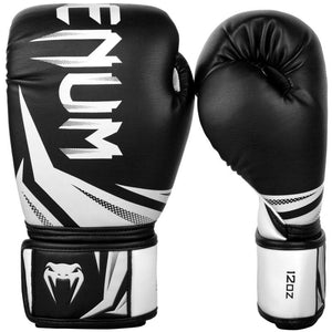 Venum Boxhandschuhe Challenger 3.0 in Schwarz/Weiß – Robuste PU-Oberfläche und dreifache Schaumstoffpolsterung bieten exzellenten Schutz bei jedem Schlag. Ideal für intensives Training, Sparring und Wettkämpfe im Boxen, Kickboxen und Muay Thai.
