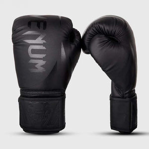 Die Venum Boxhandschuhe Challenger 3.0 in Schwarz bieten dank ihrer dreifachen Schaumstoffpolsterung optimalen Schutz bei jedem Schlag. Ideal für intensives Training, Sparring und Wettkämpfe im Boxen, Kickboxen und Muay Thai. Die robuste PU-Oberfläche garantiert Langlebigkeit und Strapazierfähigkeit.